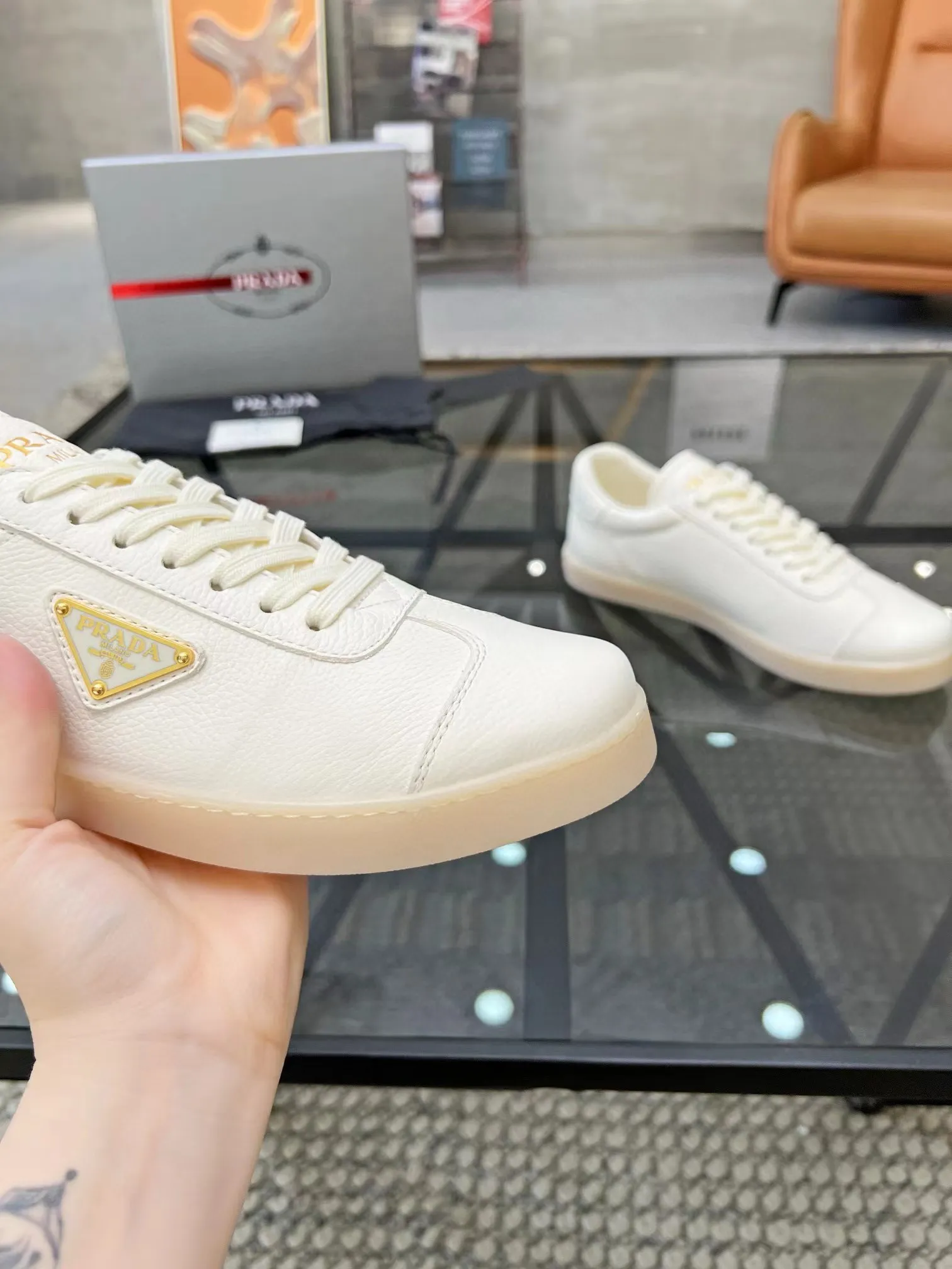 Factory price: 400💰Prada new men's leather sports shoes, the highest version on the market, any comparison is welcome🆚! The original leather has excellent texture and is super high-end! Fetal sheep net lining imported from Italy, removable pad! Luxurious materials and fine workmanship, highly recommended! Code number: 38-44, customized 45